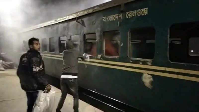 দুর্বৃত্তের দেয়া আগুনে পুড়লো উত্তরা এক্সপ্রেস ট্রেনের বগি