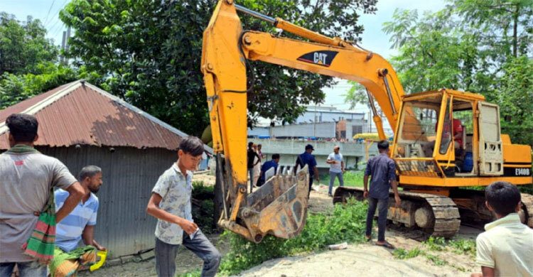 কুষ্টিয়ায় পাউবোর জমি থেকে অবৈধ স্থাপনা উচ্ছেদ