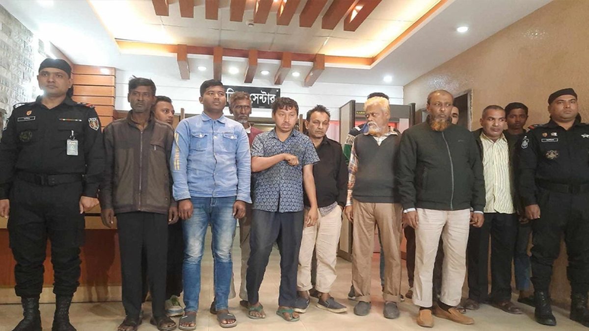 সাড়ে ১২শ’ ট্রেনের টিকেটসহ কালোবাজারি চক্রের ১৪ জন আটক
