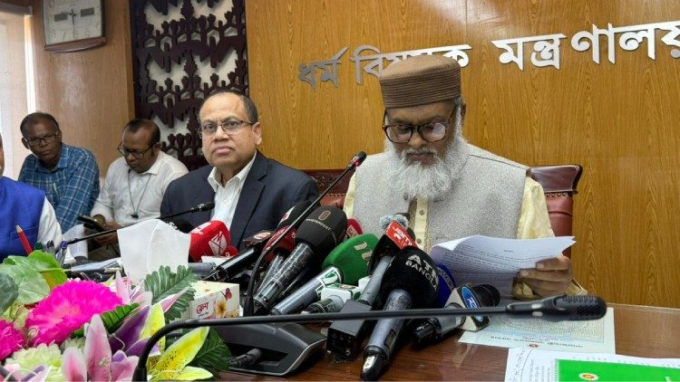 এজেন্সি মালিক বিড়ি নিয়ে সৌদি যান, স্বর্ণ এনে ধরা খান: ধর্ম উপদেষ্টা