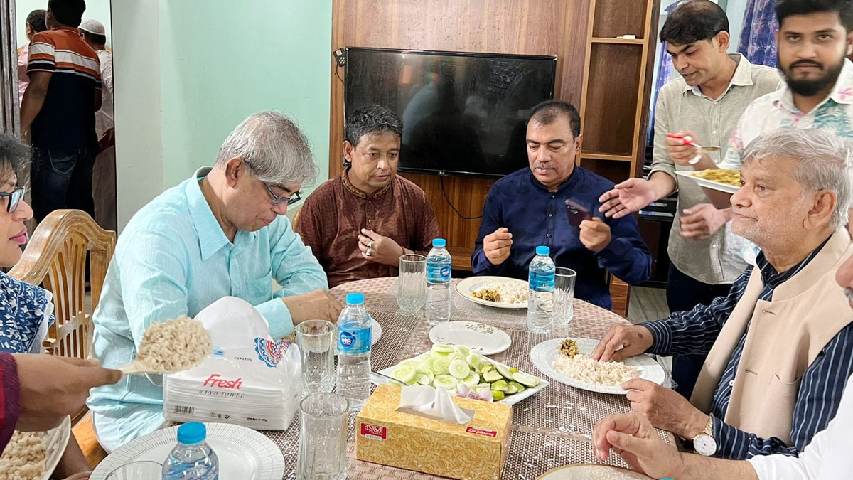 নিজ বাড়িতে দুই মন্ত্রীকে খাওয়ালেন ডিবি প্রধান হারুন