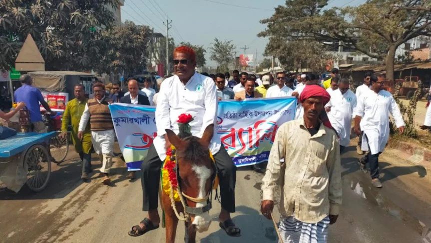 কুমারখালী প্রেসক্লাবের প্রতিষ্ঠা সভাপতিকে ঘোড়ায় চড়িয়ে রাজকীয় সংবর্ধনা