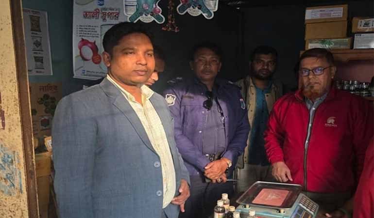 কুমারখালীতে সার ডিলারসহ ৩ ব্যবসায়ীকে জরিমানা