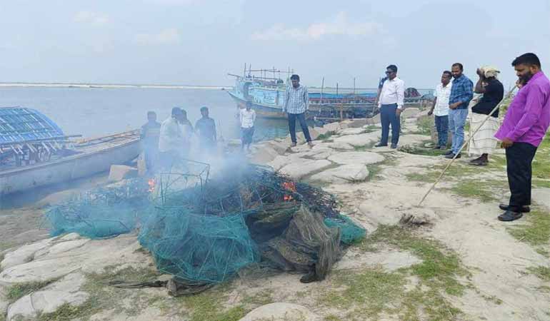 কুমারখালীতে নিষিদ্ধ চায়না দুয়ারি ও কারেন্ট জাল জব্দ