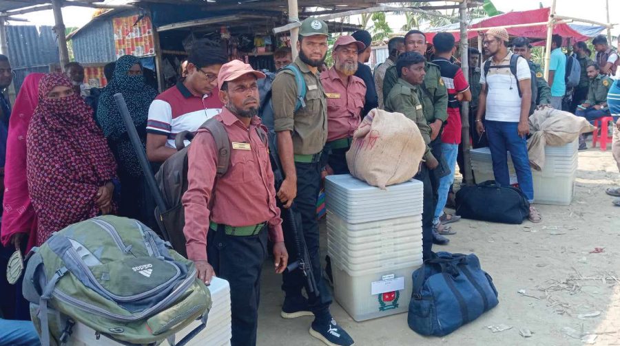 রাত পোহালেই ভোট,কেন্দ্রে কেন্দ্রে যাচ্ছে নির্বাচনী সরঞ্জাম