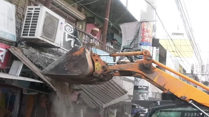 কুষ্টিয়ায় ফুটপাত দখলমুক্ত করতে যৌথবাহিনীর অভিযান
