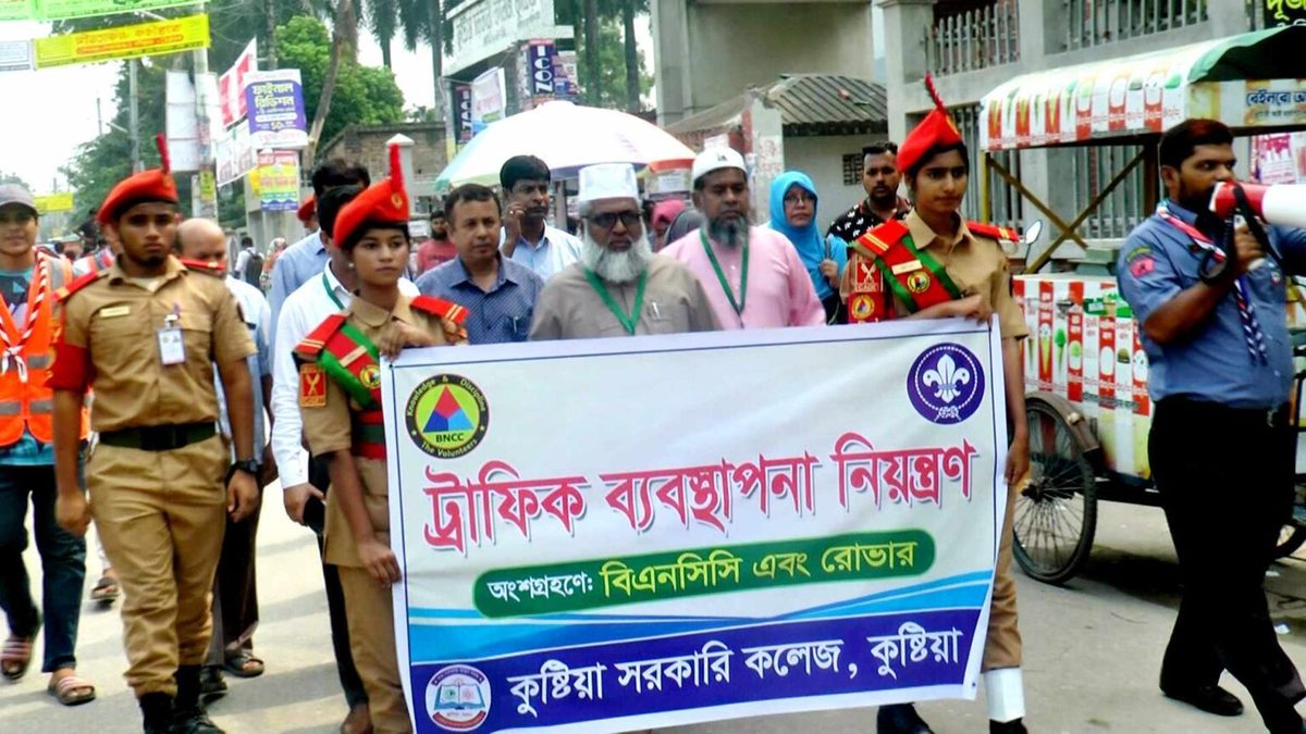 কুষ্টিয়ায় ট্রাফিক ব্যবস্থাপনা নিয়ন্ত্রণে বিএনসিসি ও রোভার স্কাউট