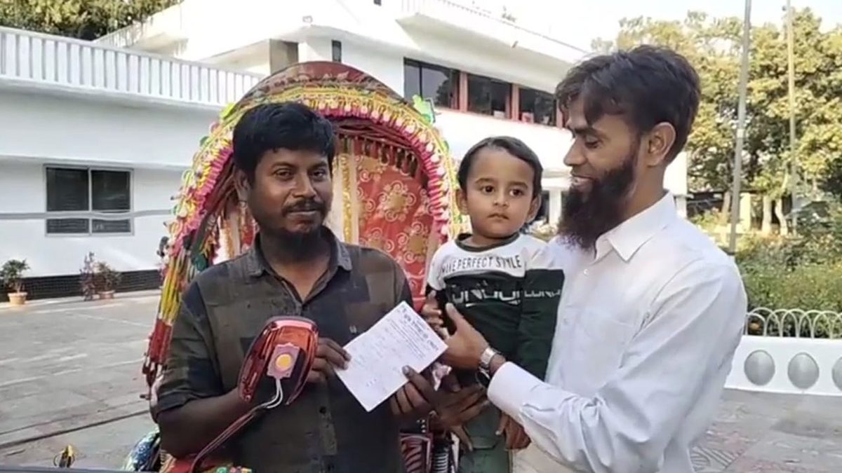 বাকপ্রতিবন্ধী জামিরুলকে নতুন রিকশা দিলেন কুষ্টিয়ার ডিসি