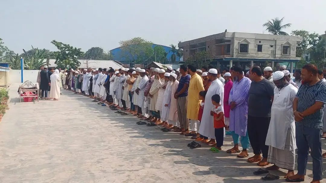 পদ্মায় বাসডুবি : কুষ্টিয়ার ৪ জনের মরদেহ উদ্ধার,৩ জনের দাফন সম্পন্ন