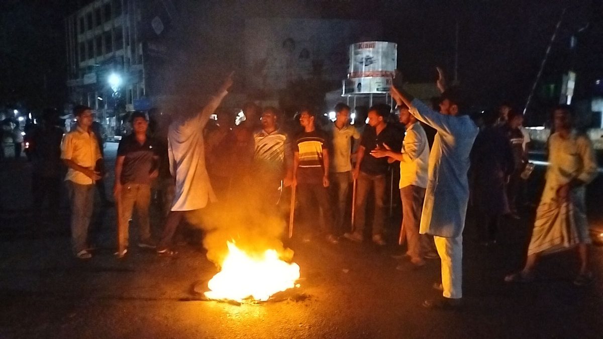 নুরের ওপর হামলার প্রতিবাদে কুষ্টিয়ায় সড়ক অবরোধ করে বিক্ষোভ