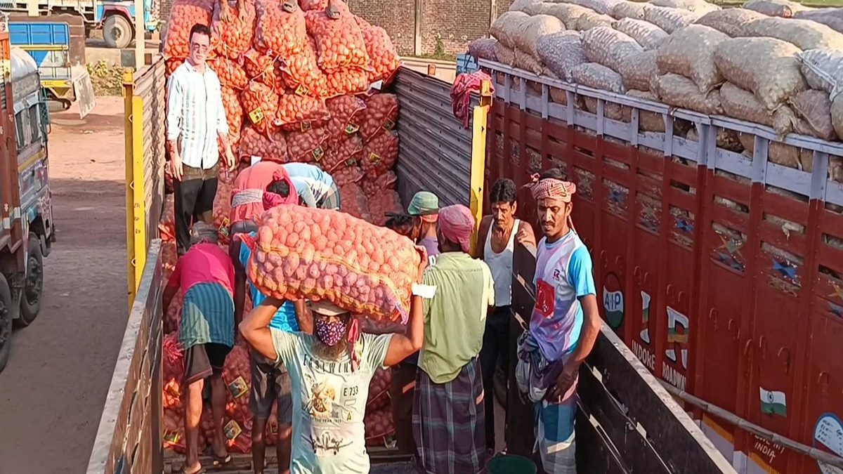 হিলিতে এলো ভারতীয় আলু, কেজি ৩৩ টাকা!