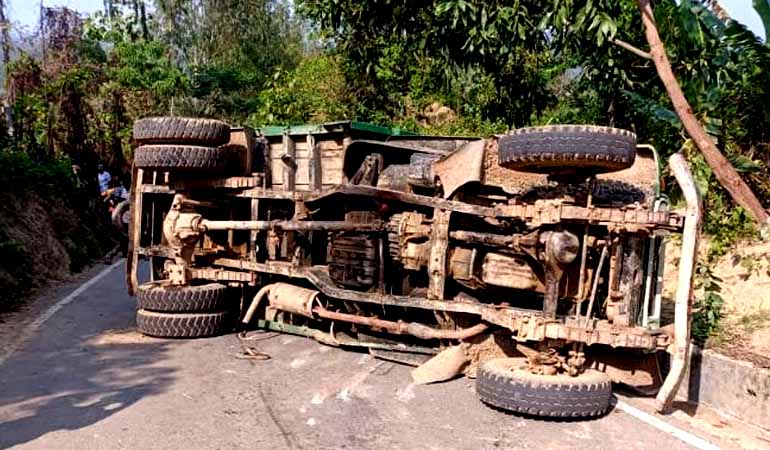 বান্দরবানে শ্রমিকবাহী পিকআপ উল্টে নিহত ১