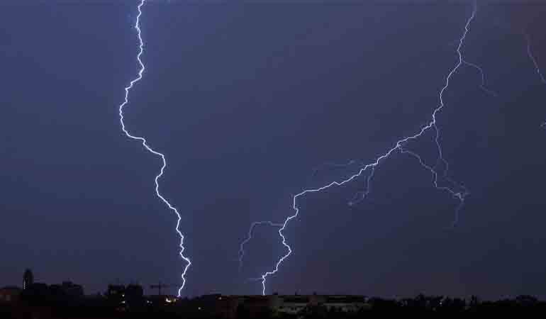 সাতক্ষীরায় বজ্রপাতে প্রাণ গেল ২ জনের
