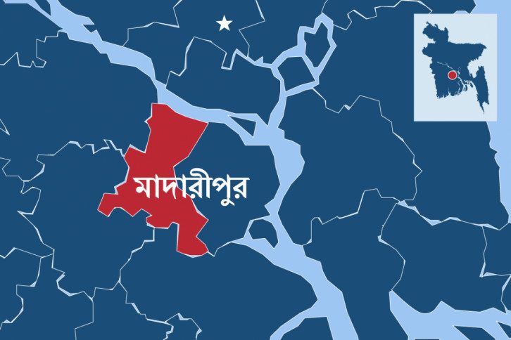 মাদারীপুরে আন্দোলনকারী-ছাত্রলীগ-পুলিশের ধাওয়া পাল্টা ধাওয়া, টিয়ারশেল নিক্ষেপ