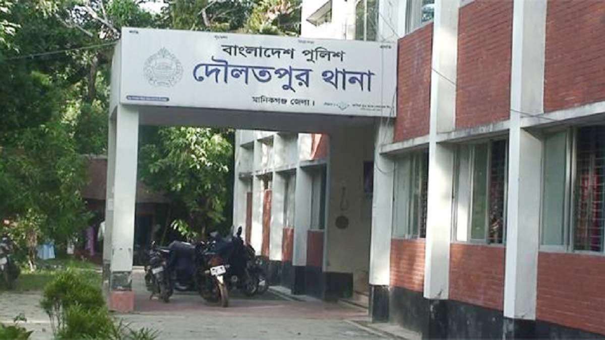 ভ্রাম্যমাণ আদালতে গিয়ে পুলিশ সদস্যের রাইফেল পড়ল যমুনায়!