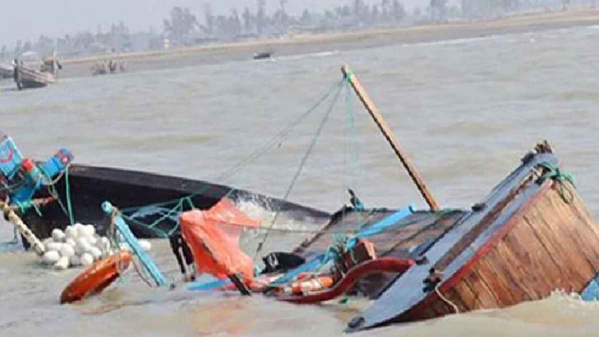 মেঘনায় মালবাহী ট্রলারডুবি, বাবা-ছেলে নিখোঁজ