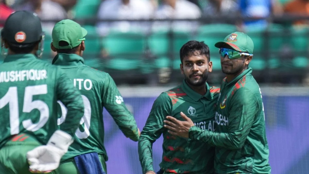 মিরাজের দ্বিতীয় শিকার রশিদ, ১৫০ রানে সাত উইকেট হারাল আফগানরা