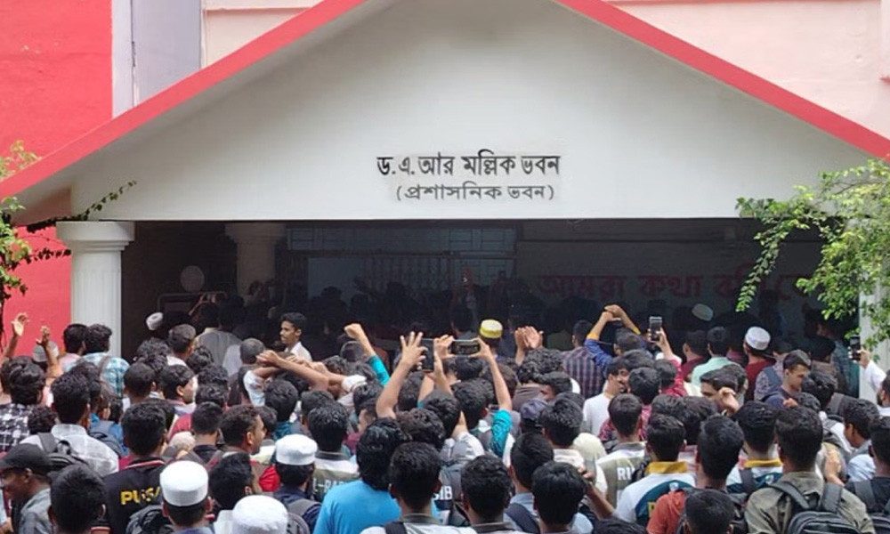 চবির ভিসি, প্রো-ভিসি ও রেজিস্ট্রার অবরুদ্ধ