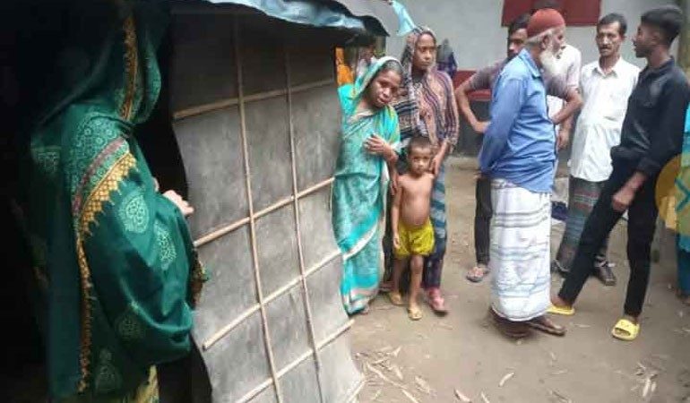 স্বামীকে তালাক দিয়ে প্রেমিকের বাড়িতে প্রেমিকা