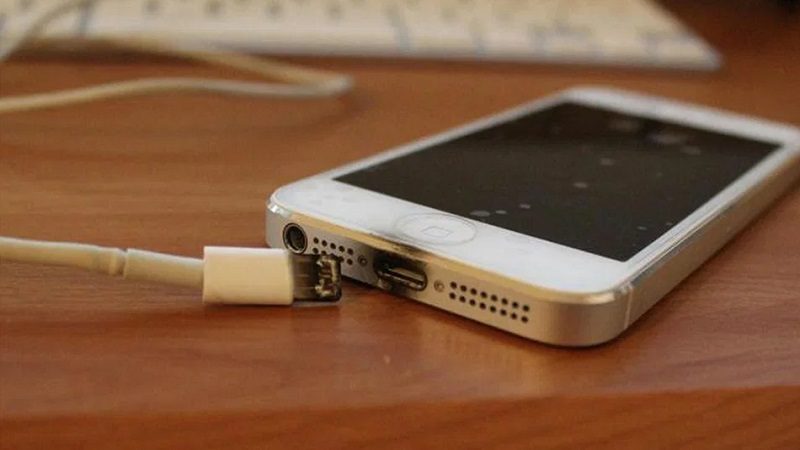 ফোনের চার্জার বিস্ফোরণ হতে পারে যেসব ভুলে