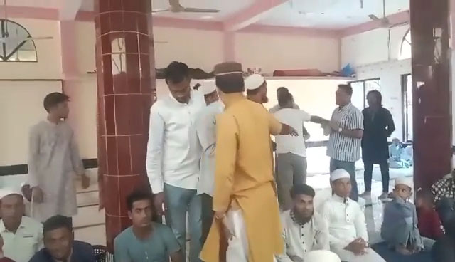 সৎ ও যোগ্য নেতাকে ভোট দিতে বলায় খতিবের দিকে তেড়ে গেলেন কিছু মুসল্লি