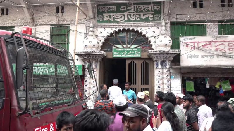 বরিশালে মসজিদে নামাজের সময় এসি বিস্ফোরণ
