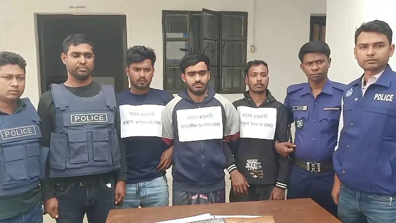 অস্ত্রসহ বিকাশ গ্রুপের ৩ সদস্য গ্রেপ্তার