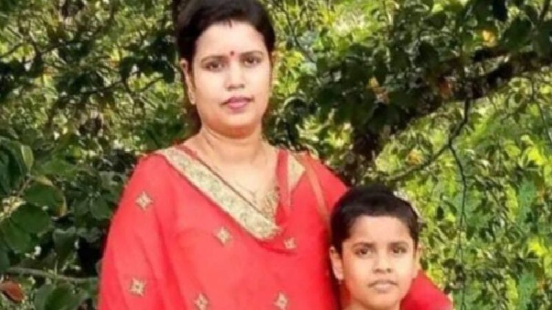 হত্যার পর মেয়ের মরদেহ নিয়ে ঘরেই বসেছিলেন মা