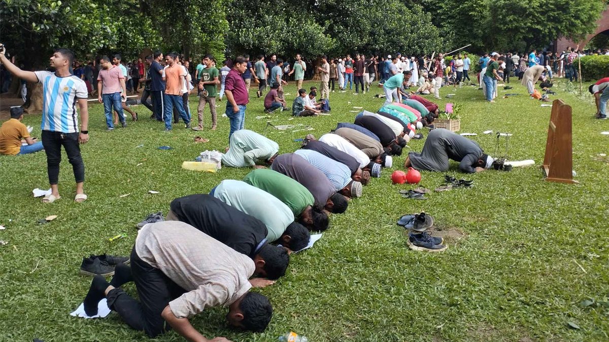 গণভবনে ছাত্র-জনতার নামাজ আদায়