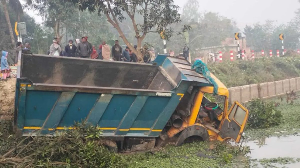 নওগাঁয় ডাম্প ট্রাকের চাপায় নিহত ৫