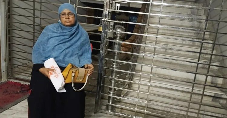 সম্পত্তি হাতিয়ে নিতে মাকে বাড়িতে ঢুকতে বাধা, গেটে তালা ঝুলিয়ে দিল ছেলে!