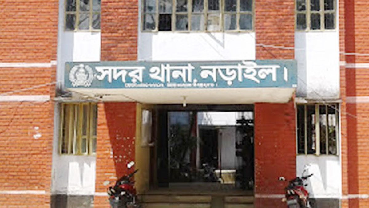 বান্ধবীদের আপত্তিকর ছবি ফেসবুকে পোস্ট, কিশোর গ্রেপ্তার