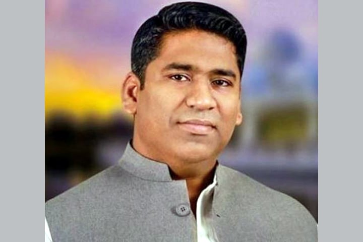 লাইভে এসে উপ-সহকারী প্রকৌশলী সহ ৪জনকে চাকুরিচ্যুত করলেন মেয়র