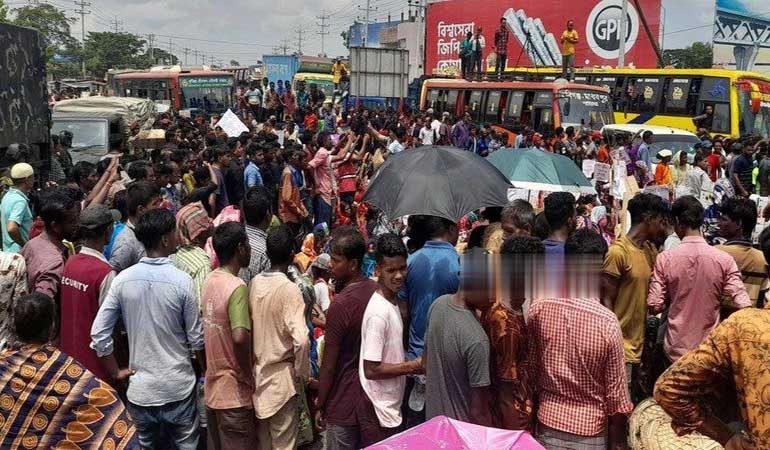 ঢাকা-সিলেট মহাসড়কে হাজারো চা-শ্রমিক