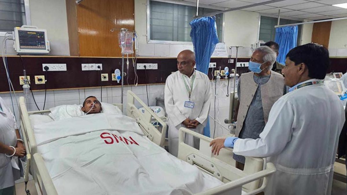 আহতদের দেখতে নিউরোসায়েন্স হাসপাতাল পরিদর্শন করলেন প্রধান উপদেষ্টা