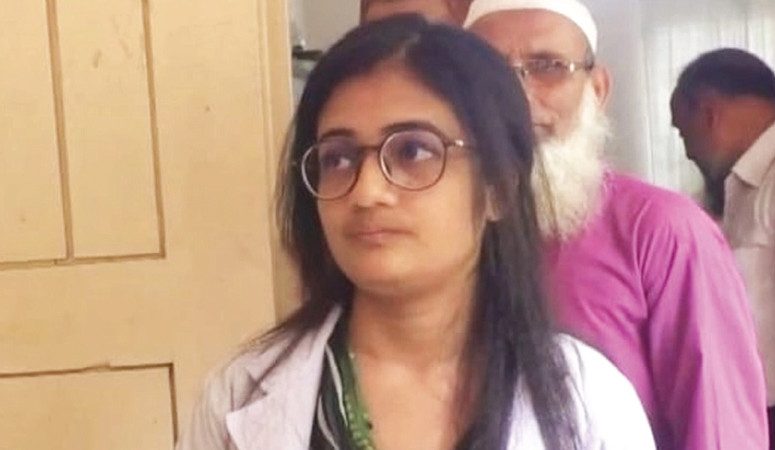 ম্যাডাম না বলে আপা বলায় সাংবাদিকের ওপর চটলেন চিকিৎসক