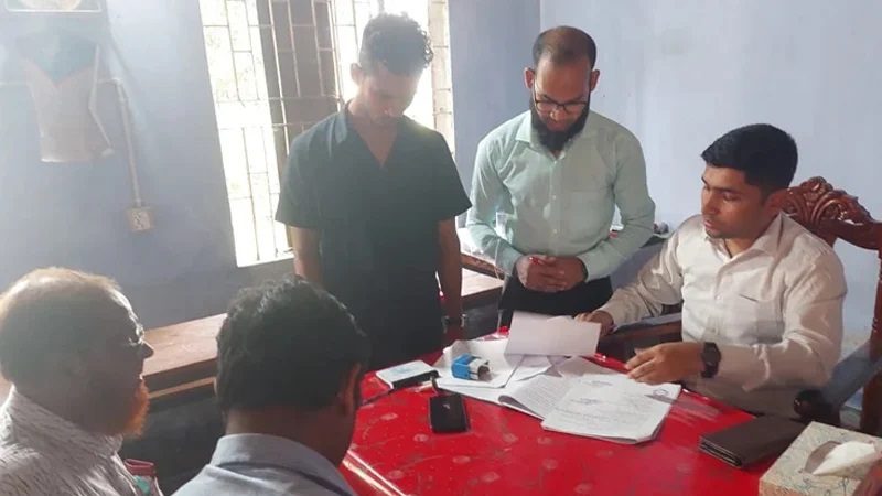স্ত্রীকে নকল দিতে শিক্ষার্থী পরিচয়ে পরীক্ষাকেন্দ্রে যুবক, অতঃপর...