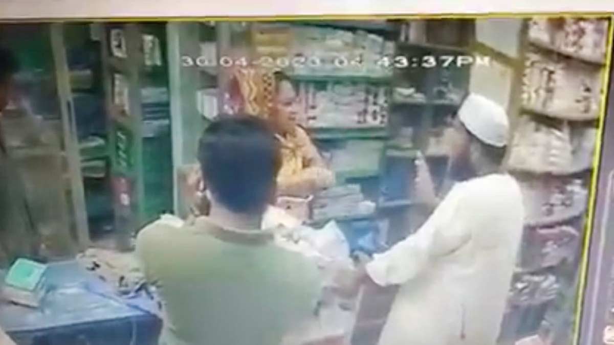 মসজিদ পরিষ্কারের সময় গায়ে ময়লা পড়ায় ইমামকে মারধর