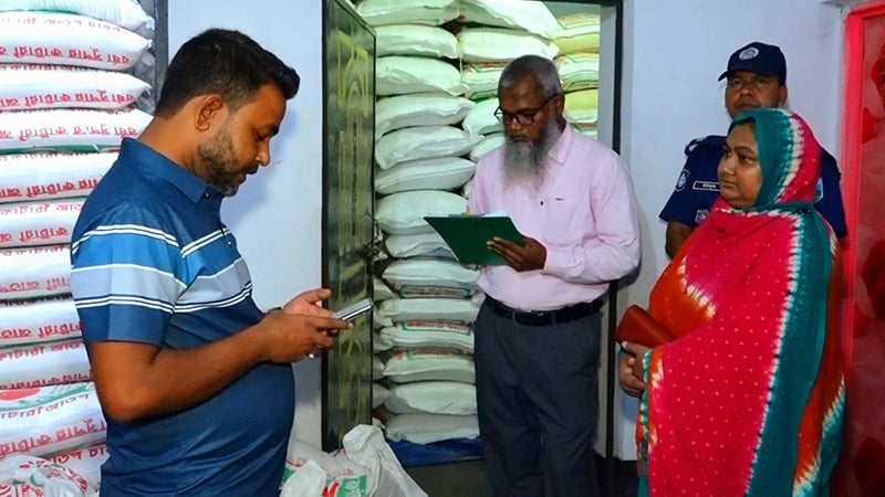 শ্বশুরের গুদামে চাল মজুত রেখে ধরা খেল জামাই