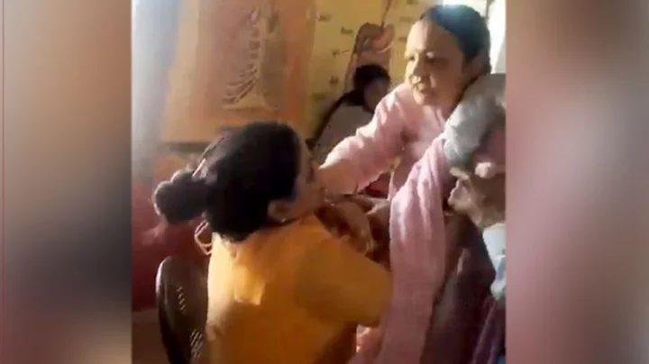 স্কুলে দেরিতে আসায় শিক্ষিকাকে পেটালেন প্রিন্সিপাল
