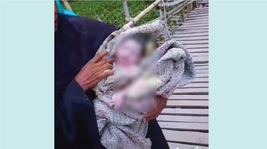 ভাঙা সাঁকোয় আটকে গেলো প্রসূতির পা, সেখানেই জন্ম ফুটুফুটে শিশু