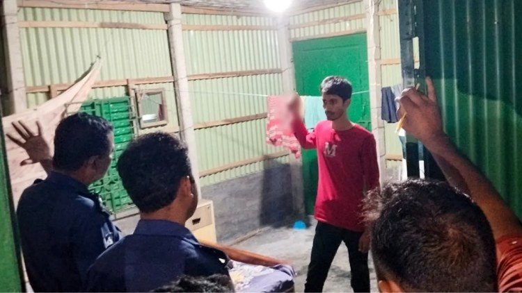 পাবনায় নামাজরত বাবাকে কুপিয়ে হত্যা করল মাদকাসক্ত ছেলে