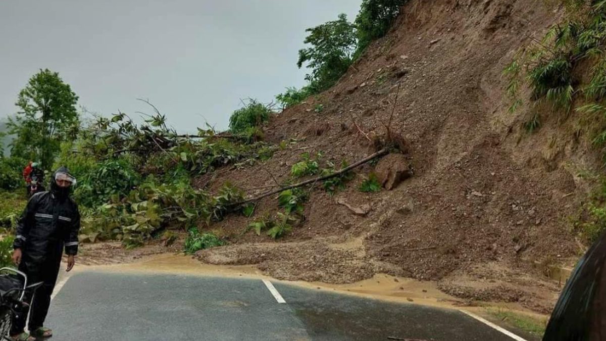 খাগড়াছড়িতে পাহাড় ধসে যান চলাচল বন্ধ