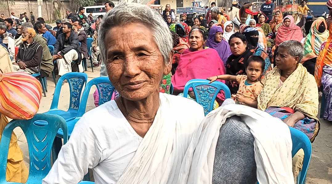 'কম্বলটা পায়া মোর খোপে উপকার হইল বাপু,, আতিত এলা শান্তিতে ঘুমাবা পারিম'