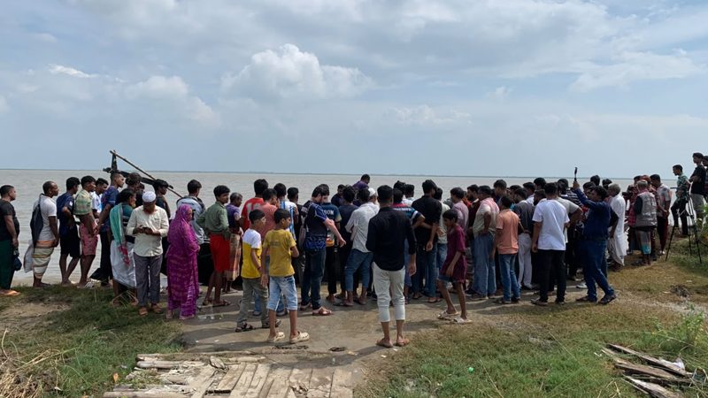 পদ্মায় নৌকাডুবি: নিখোঁজ বাবা ও ছেলের মরদেহ উদ্ধার