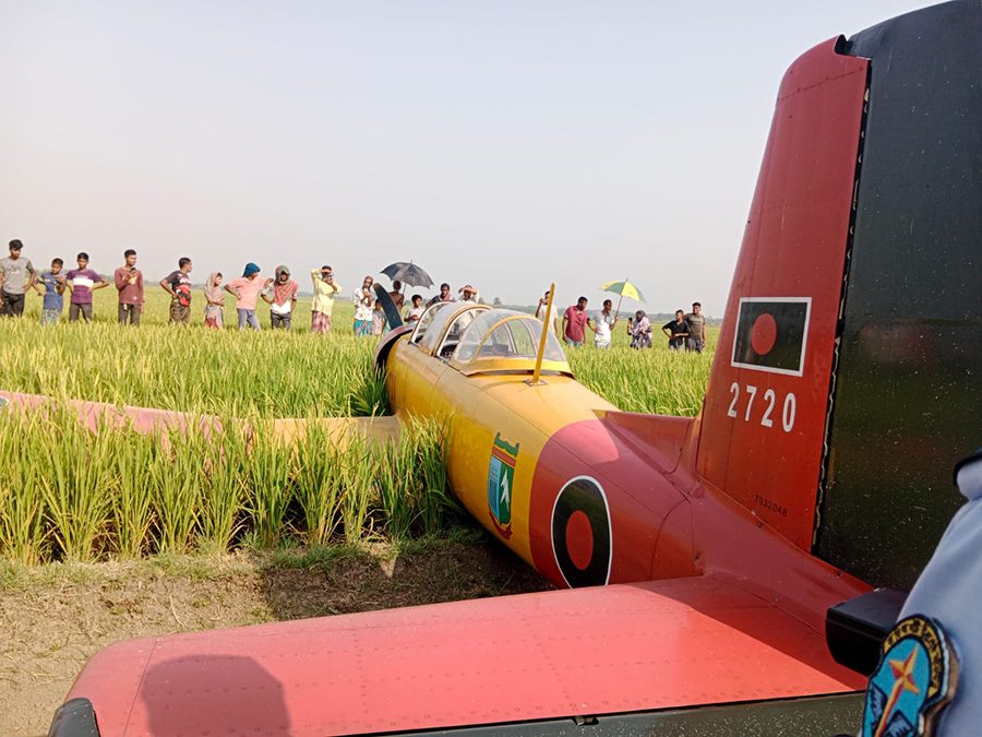 ধানক্ষেতে প্রশিক্ষণ বিমানের জরুরি অবতরণ
