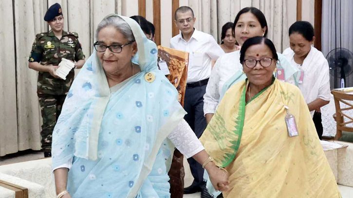কলাগাছের সুতা থেকে শাড়ি: প্রধানমন্ত্রীর সঙ্গে কারিগরদের সাক্ষাৎ