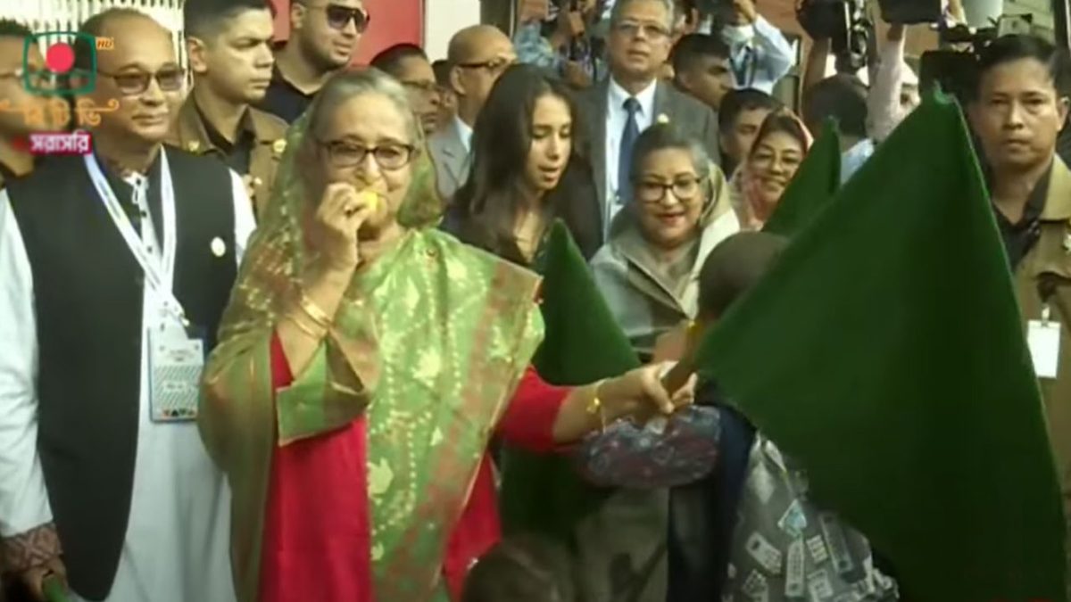 বাঁশি বাজিয়ে পদ্মা সেতুতে রেল চলাচল উদ্বোধন করলেন প্রধানমন্ত্রী