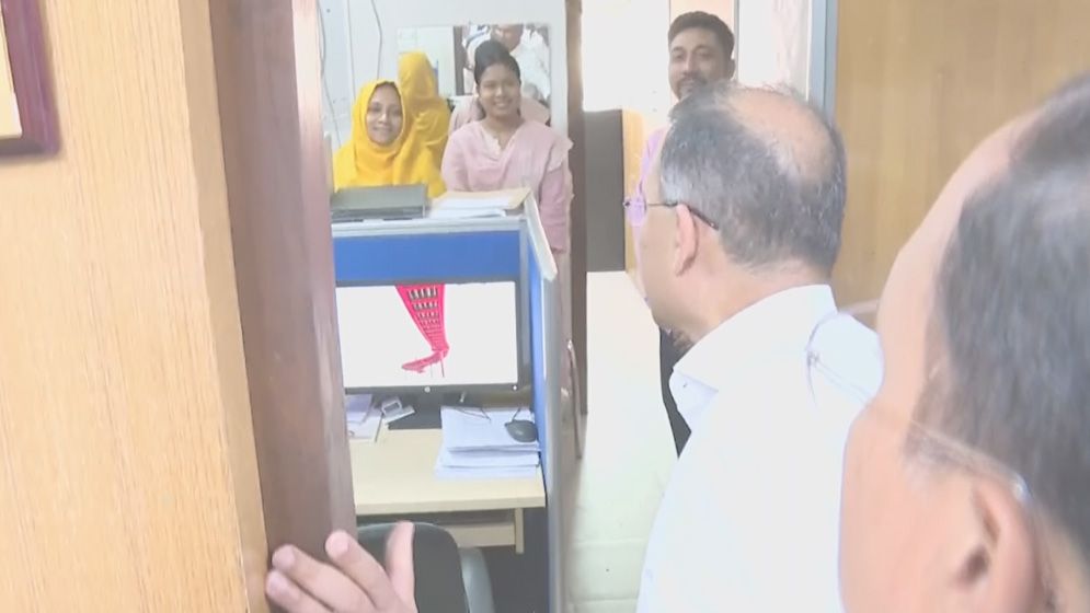 সচিবালয়ে কর্মরতদের সঠিক সময়ে উপস্থিতি নিশ্চিতে প্রধানমন্ত্রীর ঝটিকা সফর