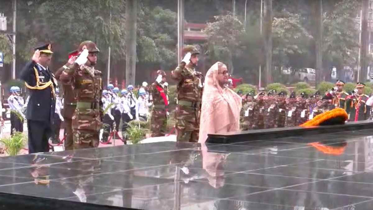 শিখা অনির্বাণে বীর শহীদদের প্রতি প্রধানমন্ত্রীর শ্রদ্ধা